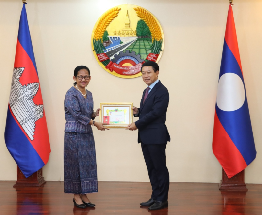 Lao gov’t awards Friendship Medal to Cambodian Ambassador