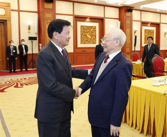 Top leaders of Vietnamese, Lao Parties meet in Hanoi