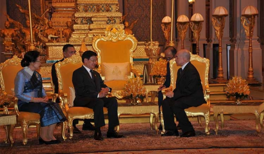 President Thongloun meets His Majesty King Norodom Sihamoni