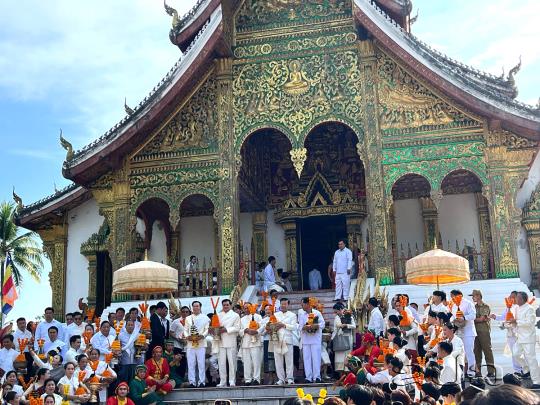 ພິທີອັງເຊີນອົງພະບາງພຸດທະຣາວັນ ລົງຫົດສົງໂອກາດບຸນປີໃໝ່ລາວ