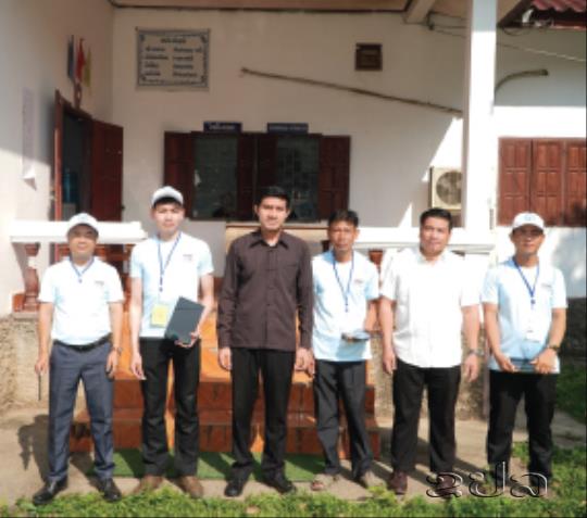 ນັກເດີນສຳຫລວດພະແນກແຜນການ ແລະ ການລົງທຶນແຜນແຂວງວຽງຈັນ ແນະນຳຂໍ້ມູນຂ່າວສານພູມສານ ສຳລັບການສຳຫລວດພົນລະເມືອງ