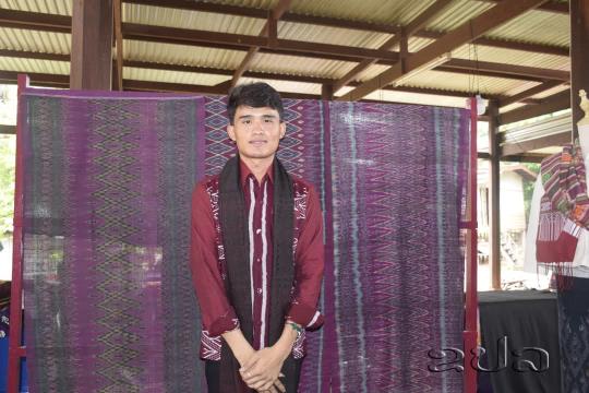 ໄດ້ຈັບເງິນຫລາຍຮ້ອຍລ້ານຍ້ອນຂາຍເຄື່ອງຫັດຖະກໍາຕໍ່າແຜ່ນເຜົ່າກະຕາງ