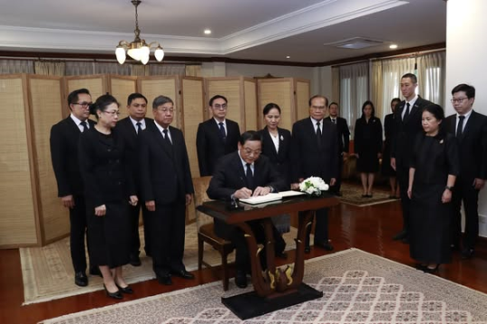 Lao PDR High-Level Leadership Pays Respects on the Passing of Her Majesty Queen Sirikit