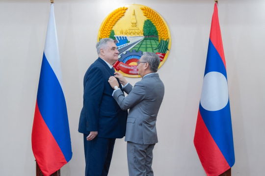 Lao Government Confers Friendship Medal on Russian Ambassador