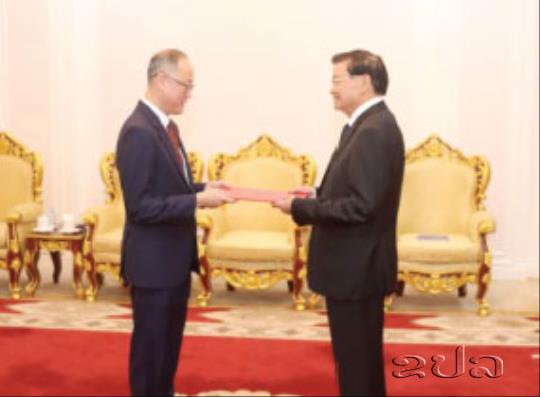 ປະທານປະເທດ ຮັບສານຕາຕັ້ງຈາກທູດປະເທດພື່ນມິດ ແລະ ມອບສານຕາຕັ້ງໃຫ້ເອກອັກຄະລັດຖະທູດຂອງ ສປປ ລາວ ໄປປະຈຳຢູ່ຕ່າງປະເທດ