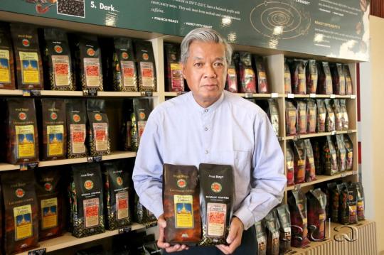 ກາເຟສີໜຸກ ຄອງໃຈລູກຄ້າມາຍາງນານ