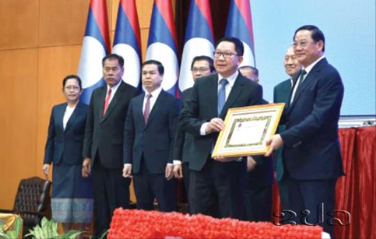 ປະດັບຫລຽນໄຊອິດສະຫລະຊັ້ນ 1 ໃຫ້ຂະແໜງກະສິກຳ-ປ່າໄມ້