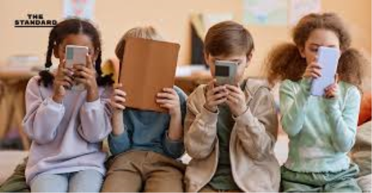 ສະພາຕໍ່າຝຣັ່ງ ຜ່ານຮ່າງກົດໝາຍ ຫ້າມເຍົາວະຊົນໃຊ້ ໂຊເຊລມິເດຍ