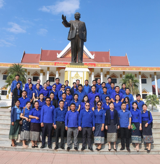 Youth Executive Committee Lays Wreath at the Statue of President Kaysone Phomvihane