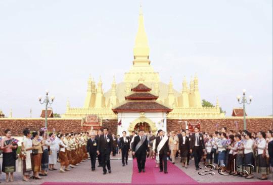 ພະບາດສົມເດັດ ພຣະວະຊິຣະດກົ້າເຈົ້າຢູ່ຫົວ ແລະ ສົມເດັດພະນາງເຈົ້າ ພຣະບໍລົມລາຊິນີ ແຫ່ງລາຊະອານາຈັກໄທ ຢ້ຽມຊົມພິພິທະພັນພະທາດຫລວງວຽງຈັນ