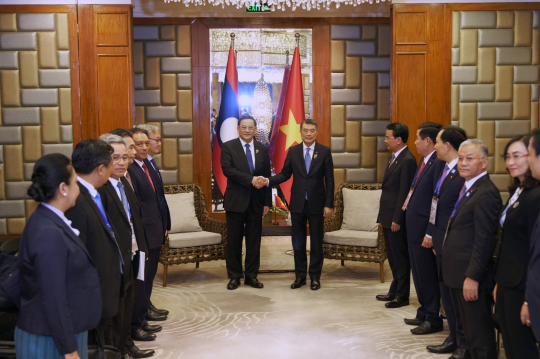 Lao, Vietnamese Prime Ministers Discuss Expanding Bilateral Cooperation