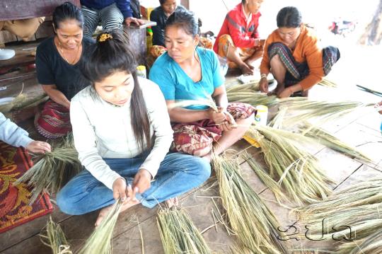 ສຳເລັດການຝຶກອົບຮົມການຖັກຟອຍແຂມ ສ້າງລາຍຮັບໃຫ້ປະຊາຊົນບ້ານຕັງອາໄລເໜືອ