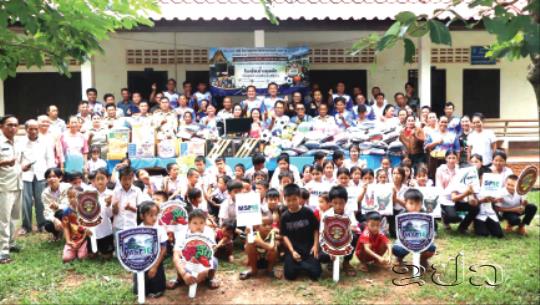 ໂຮງຮຽນປະຖົມ-ມັດທະຍົມຕົ້ນ ບ້ານຄູນເພັດ ໄດ້ຮັບເຄື່ອງຊ່ວຍເຫລືອ