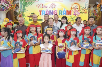 Mid-Autumn Festival held for Vietnamese children in Laos