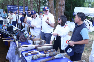 Diplomatic corps, donor countries observe UXO clearance in Pek District 