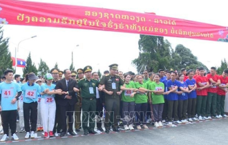 Young Vietnamese, Lao officers tighten relationship