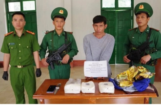  Man caught red-handed transporting drugs across border from Laos 