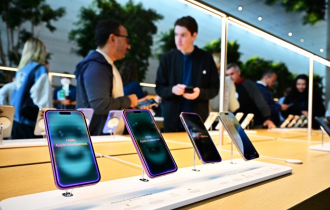 Apple profit climbs but sales miss expectations