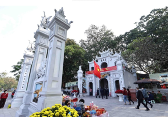 Hanoi ancient temples draw throngs of visitors on Tet holiday