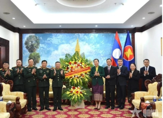 Vietnamese army officer congratulates LPRP on 70th anniversary