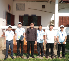 ນັກເດີນສຳຫລວດພະແນກແຜນການ ແລະ ການລົງທຶນແຜນແຂວງວຽງຈັນ ແນະນຳຂໍ້ມູນຂ່າວສານພູມສານ ສຳລັບການສຳຫລວດພົນລະເມືອງ