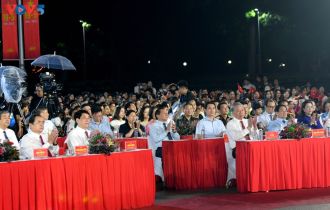 ການສະແດງສິລະປະສະເຫລີມສະຫລອງ 135 ປີແຫ່ງວັນຄ້າຍວັນເກີດປະທານໂຮ່ຈີມິນ