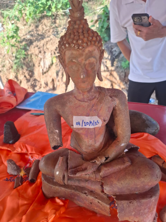 Archaeological Team in Ton Pheung Discovers Ancient Buddha Statue