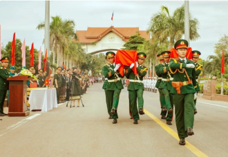 Remains of Vietnamese fallen soldiers, experts repatriated from Laos 