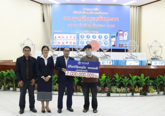 ຫວຍລາສີ ມອບເງິນລາງວັນ ໃຫ້ຜູ້ໂຊກດີ  ຖືກລາງວັນທີ 1 ມູນຄ່າ 2 ຕື້ກີບ