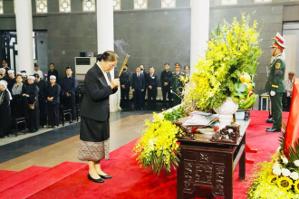 Lao Delegation Pays Tribute to Former Vietnamese President Tran Duc Luong in Hanoi