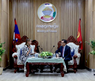 ລັດຖະມົນຕີ ກະຊວງການເງິນ  ຕ້ອນຮັບ ຜູ້ອຳນວຍການ ຫ້ອງການ ເອດີບີ ປະຈຳລາວ