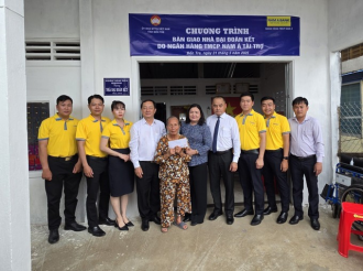 ສສ ຫວຽດນາມ ມອບເຮືອນ 50 ຫລັງໃຫ້ແກ່ຄອບຄົວທຸກຍາກ