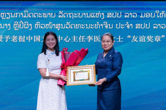 Medal of Friendship Awarded to Director of China Cultural Center in Laos