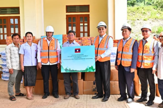 ນາຍົກລັດຖະມົນຕີ ພົບປະໂອ້ລົມ ແລະ ມອບເຄື່ອງຊ່ວຍເຫລືອປະຊາຊົນ ເມືອງໄຊຈຳພອນ