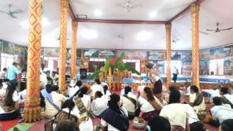 ຊາວພຸດຮ່ວມໃສ່ບາດ ບຸນເຂົ້າພັນສາ ປະຈຳປີ 2025