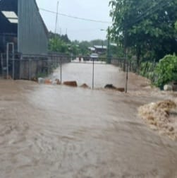 Floods hit northern Thailand, Laos ramps up storm relief efforts