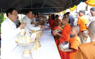 ການນຳຂັ້ນສູງພັກ-ລັດ ຮ່ວມໃສບ່ບາດຫໍ່ເຂົ້າປະດັບດິນ