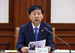 Gov’t to unveil stabilization measures ahead of Chuseok holiday: finance chief
