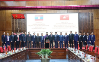 Vietnamese, Lao localities share experience in operating two-tier local administration model