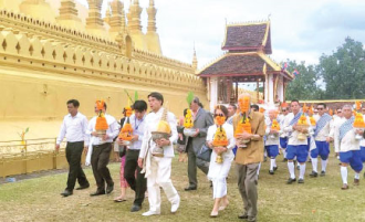 ມວນຊົນ ນວ ຮ່ວມອແຮ່ຜາສາດເຜິ້ງ ໃນບຸນນະມັດສະການພະທາດຫລວງວຽງຈັນ