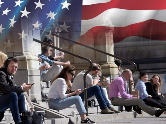 ພະນັກງານ ລັດຖະກອນ ໃນ ສ.ອາເມລິກາ ຫລາຍກວ່າ 30.000 ຄົນ ສືບຕໍ່ຮ້ອງຂໍເງິນ ອຸດໜູນວ່າງງານ