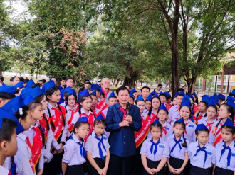 President Thongloun Meets Young Pioneers at 6th National Young Pioneer Camp