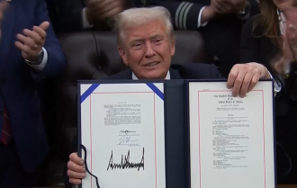 ຜູ້ນຳ ສ.ອາເມລິກາ ລົງນາມໃນຍັດຕິ ເບີກງົບປະມານຊົ່ວຄາວ