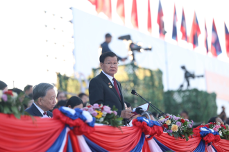 ໂຮມ​ຊຸມນຸມ​ໃຫຍ່ ສະ​ເຫລີ​ມສະຫລອງ​ ວັນ​ສະຖາປະນາ ສປປ ລາວ ຄົບຮອບ 50 ປີ ​