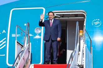 Vietnamese PM Arrives in Vientiane for High-Level Talks and Intergovernmental Committee Session