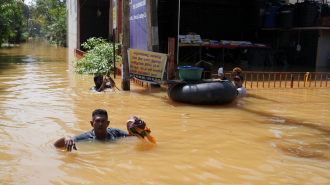 ສປຈີນ-ເອດີບີ ຊ່ວຍສີລັງກາ ຫລັງພາຍຸໄຕ້ຝຸ່ນດິດວາເສຍຊີວິດເກືອບ 500 ຄົນ