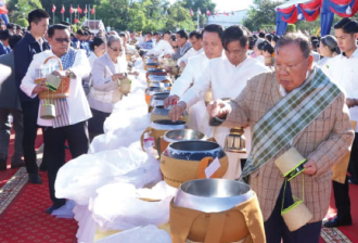 ແຂວງສະຫວັນນະເຂດ ພ້ອມດ້ວຍມວນຊົນຮ່ວມໃສບາດໂອກາດວັນເກີດປະທານ ໄກສອນ ພົມວິຫານ