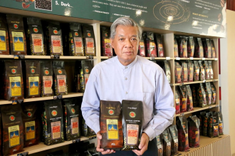 ກາເຟສີໜຸກ ຄອງໃຈລູກຄ້າມາຍາງນານ