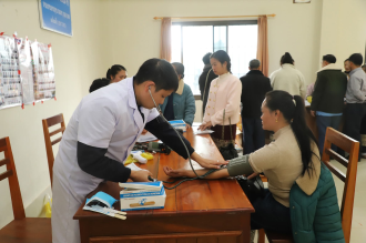 Vietnamese Military Doctors Offer Free Medical Care in Quan District, Huaphanh Province
