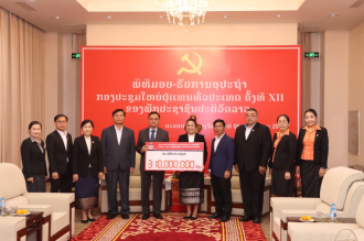 Public and Private Sectors Hand Over Contributions for 12th Party Congress
